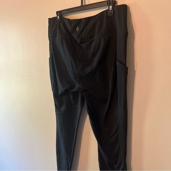 Torrid Active Black Capri side pocket Leggings Size 2 2X Plus size - Picture 5 of 14